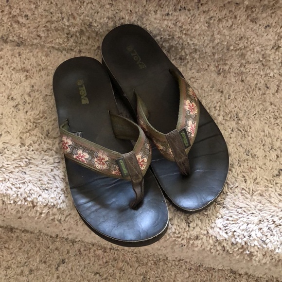 Teva Flip Flops 1.5” Heel Khaki Olive Green with Floral and Spirals size 9 - Picture 2 of 11